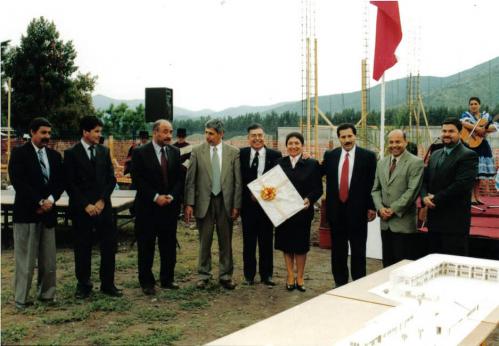 Centro de Padres y Direccion del Establecimiento presentan proyecto Maqueta CIAP nuevo local - 2000